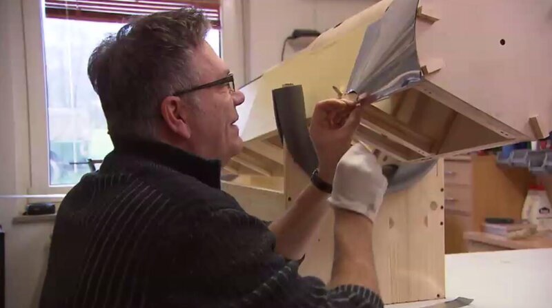 Detlef building model airplane. – Bild: DCI