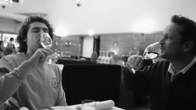 Von links: Jonas verbringt einen Abend mit Tausendsassa Rafael Horzon: Wer groß denkt … bekommt zumindest ein Glas Champagner. – Bild: BR/​rbb/​weltrecorder