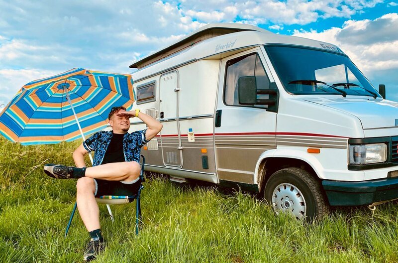 Filmautor Friso Richter wird von Pamela begleitet, einem 27 Jahre alten Wohnmobil. – Bild: HR/​Friso Richter