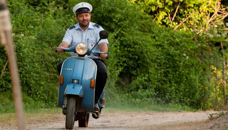 Dem gutmütigen Poliziotto Roberto Rossi (Leonardo Nigro) kann so schnell nichts die Stimmung vermiesen. – Bild: ARD Degeto/​BR/​Gordon Mühle