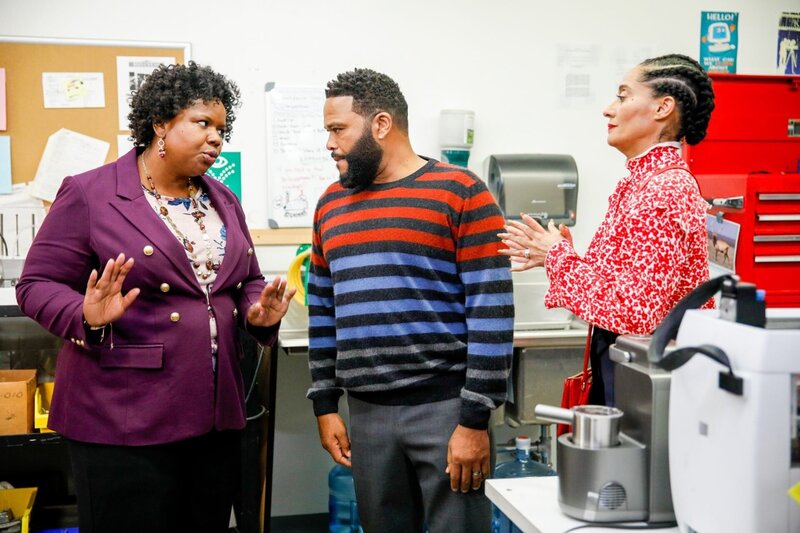 (v.li.): Liz Jenkins (Miss Biggs), Anthony Anderson (Andre ‚Dre‘ Johnson), Tracee Ellis Ross (Rainbow ‚Bow‘ Johnson). – Bild: ORF/​Disney/​ABC/​Raymond Liu