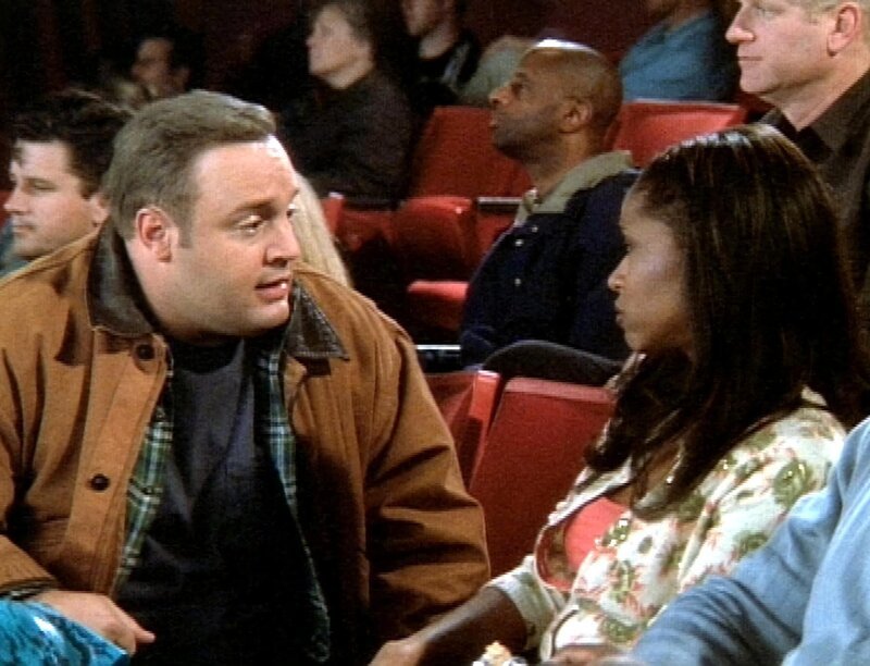 Doug (Kevin James) spielt Bote. Er überbringt Kelly (Merrin Dungey) eine Nachricht von Deacon. Die beiden haben sich getrennt und Doug versucht sie so wieder zusammen zu bringen … – Bild: RTL II