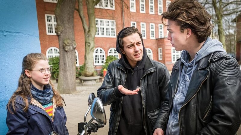 Pinja (Sina Michel) wird um die Unterstützung der Pfefferkörner gebeten. – Bild: NDR/​Boris Laewen