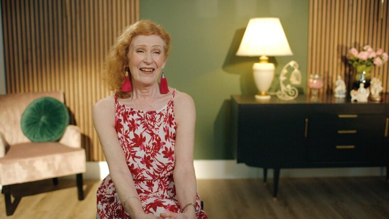 Pat sitting down in the UK, talking about her relationship with Sam and what will happen when he comes over to see her – Bild: Warner Bros. Discovery, Inc. or its subsidiaries and affiliates