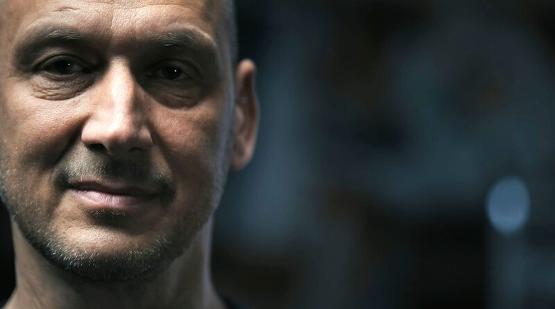 Fünf Menschen hat Norman Volker Franz ermordet, zwei Mal gelingt ihm die Flucht aus dem Strafvollzug. Noch immer wird nach ihm gefahndet. Die Tatorte liegen in Thüringen, Sachsen-Anhalt und in Nordrhein-Westfalen. Die Zielfahnder des LKA NRW lauern auf einen Ermittlungsansatz. Vermutet wird der Täter in Südamerika.Kriminalhauptkommissar Michael Ulrich vom Landeskriminalamt Sachsen-Anhalt hat nach dem Überfall des Geldtransporters vor dem Metro-Markt in Halle und den Morden an zwei Wachmännern die Spurensicherung übernommen. – Bild: MDR