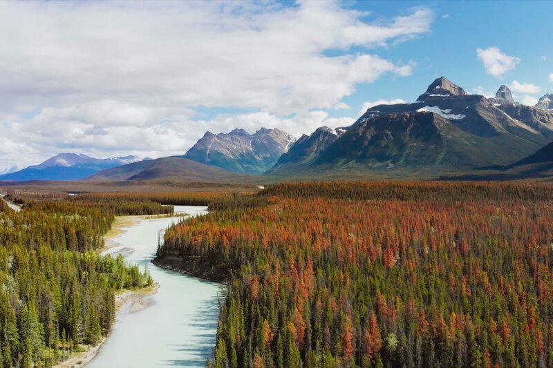 Der Banff-Nationalpark ist berühmt für seine Seen und beeindruckendes bergiges Gelände in der weiten Wildnis der kanadischen Rocky Mountains. – Bild: rmnunes /​ Pond5