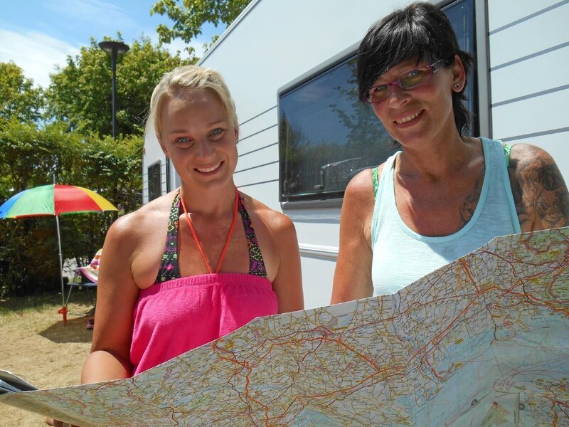 Carola (r.) und Nicki bereiten sich auf ihren Urlaub in Italien vor. Das Ziel: Eine riesige Camping-Anlage vor den Toren Venedigs. – Bild: RTL /​ Tokee Bros. /​ Folge 10