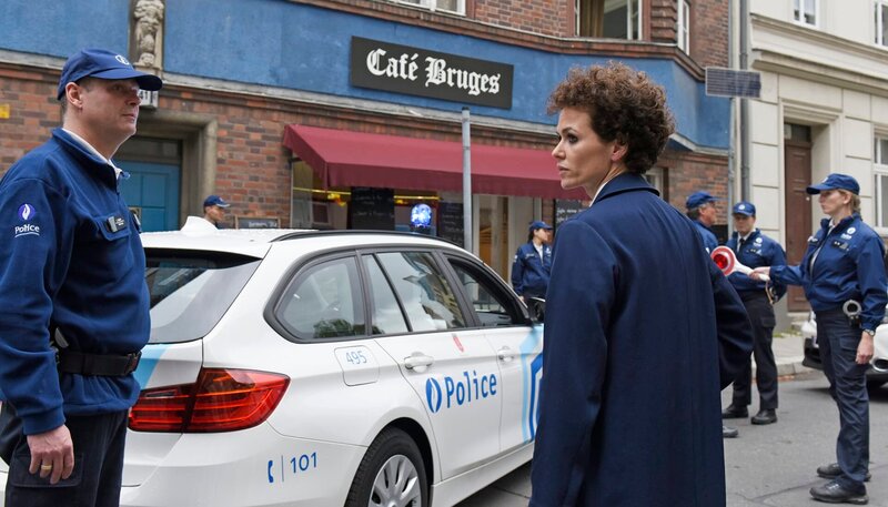 Fieberhafte Suche nach der entführten Studentin Nadine: Kommissarin Louise Bonì (Melika Foroutan, M). – Bild: WDR/​Christoph Assmann