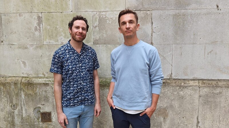 Eric Mayer (r.) trifft den New Yorker Psychologen Dr. Michael Slepian (l.). Er hat eine der weltweit größten Studien zum Thema Geheimnisse gemacht und dazu über 50.000 Menschen befragt. Was verbergen wir am ehesten und was belastet uns besonders? – Bild: ZDF und Jörg Puchmüller