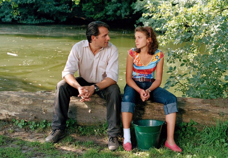 MDR Fernsehen ALINA TEIL 2, „Die Pferdeflüsterin“, am Donnerstag (19.07.12) um 14:30 Uhr. Offenes Gespräch: Ludger (Matthias Bullach) versucht ein gutes Verhältnis zu Alina (Marett Katalin Klahn)  aufzubauen. – Bild: WDR/​WDR/​Televersal