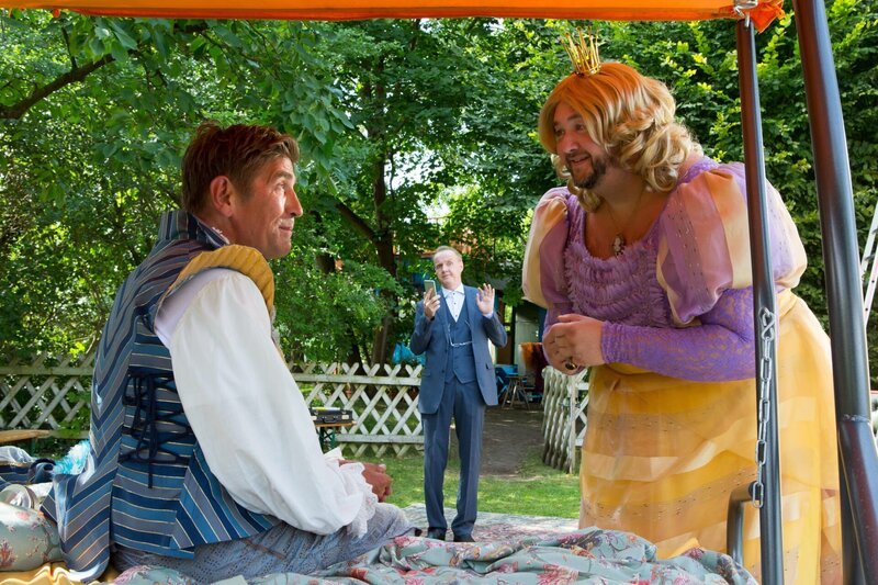 Fritz Fuchs (Guido Hammesfahr) sucht für die Bärstädter Märchentage dringend Ersatz. David (Daniel Zillmann) ist glücklich, endlich darf er mal eine Hauptrolle und das Dornröschen spielen. Aber ob Heinz Kluthe (Holger Handtke) den Prinz übernimmt? – Bild: Zia Ziarno /​ ZDF