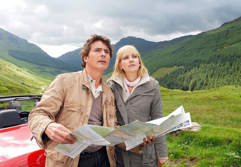 Verirrt in den schottischen Highlands: Steffi (Denise Zich) und ihr Bräutigam Felix (Pascal Breuer). – Bild: Degeto/​Bavaria Fernsehproduktion/​Stephen Power
