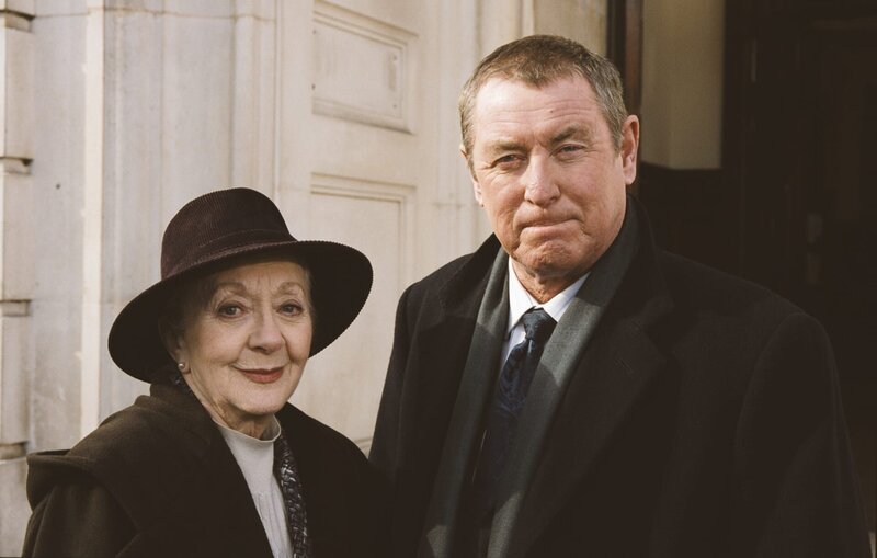Barnaby (John Nettles) ist froh, dass sich seine Hauptzeugin, Mrs. Beverley (Thelma Barlow) beim Gericht eingefunden hat. – Bild: ZDF/​Mark Bourdillon
