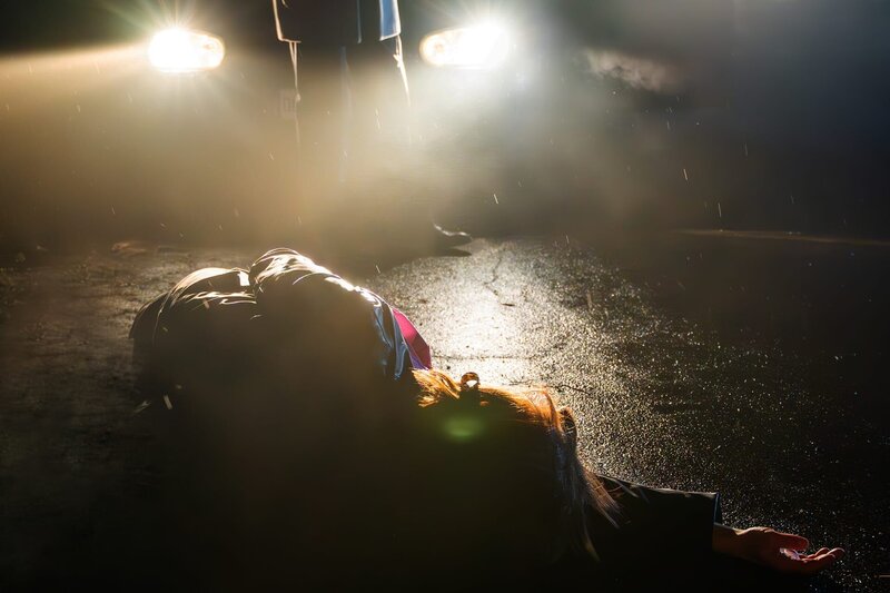 Mord auf offener Straße. Es dauert Jahre, bis der Mörder gefasst werden kann. – Bild: ZDF