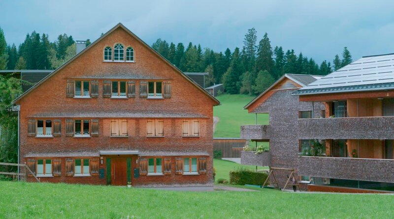 Die Neugestaltung der Ortsmitte von Krumbach erfolgte mittels traditioneller Bauformen. – Bild: BR/​Josef Mayerhofer