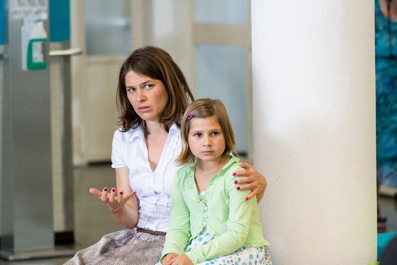 Nina Hummel (Meike Droste, l.) weiß selbst nicht, was mit ihr los ist. Sie hat ihren Nachbarn im Streit geschlagen und sich offenbar dabei die Hand gebrochen. Mit ihrer Tochter Josefine (Luna Marie Herberg, r.) wartet sie im Krankenhaus darauf, dass sie verarztet wird. – Bild: ORF/​ZDF/​Martin Valentin Menke