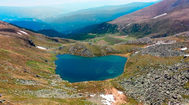 Von den sanften Hügeln und grünen Tälern entlang der Mur bis zu den majestätischen Wäldern des Zirbenlandes beeindruckt die Region mit ihrer atemberaubenden Landschaft. – Bild: BR/​RANFILM TV & Film Production GmbH