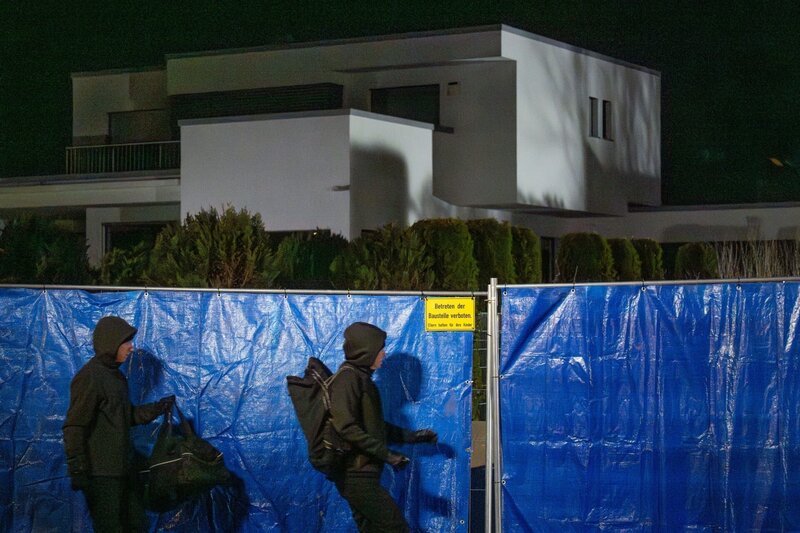 Zwei Einbrecher schleichen nachts um eine Villa. Nur wenige Stunden später werden sie zu Mördern. – Bild: ZDF und Saskia Pavek
