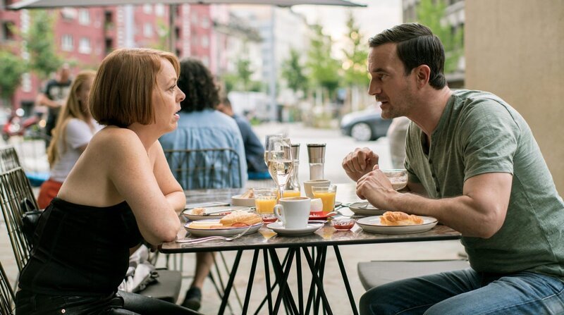 Vertrautheit aus alten Zeiten: Regula (Susi Banzhaf, li.) und Eric (Sönke Möhring, re.) kennen sich aus der Jugend. – Bild: ARD Degeto/​Graf Film/​Roland Suso Richter