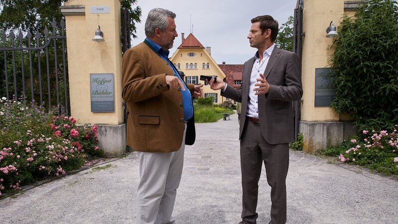Die Kommissare Stadler (Dieter Fischer, l.) und Hansen (Igor Jeftic r.) sprechen über ihre Erkenntnisse aus den Zeugenbefragungen. – Bild: ZDF und Bojan Ritan