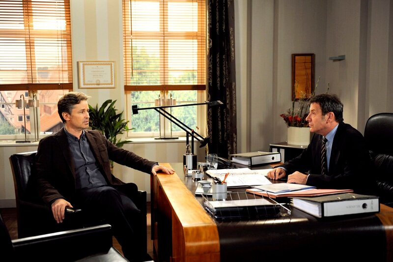 ARD ROTE ROSEN FOLGE 1447, am Montag um 14:10 Uhr im ERSTEN. Jan (Timothy Peach, l.) gesteht vor Gunter (Hermann Toelcke, r.) ein, dass ihn Veras Ablehnung schmerzt. – Bild: ARD/​Nicole Manthey