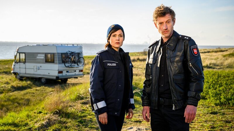 Süher Özlügül (Sophie Dal) und Henk Cassens (Maxim Mehmet) ermitteln einen Falschparker in den Dünen. – Bild: ZDF und Willi Weber