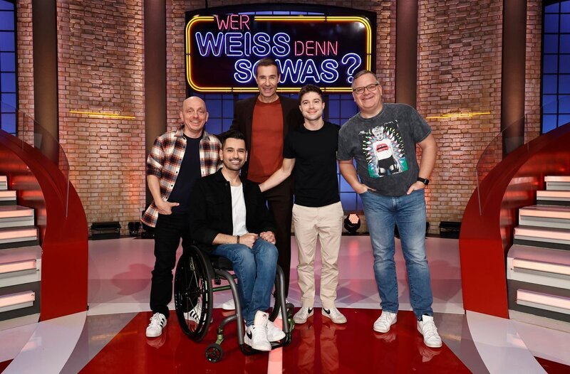 Moderator Kai Pflaume (M.) und seine Rateteam-Kapitäne Bernhard Hoëcker (l.) und Elton (r.) begrüßen in dieser Sendung den Schauspieler und Comedian Tan Caglar (2.v.l.) und den Schauspieler Jascha Rust (2.v.r.). Die beiden sind unter anderem bekannt aus der ARD-Fernsehserie „In aller Freundschaft“. – Bild: ARD/​Morris Mac Matzen