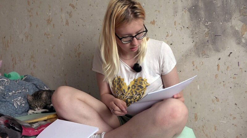 Jasmin ist außer sich, nachdem sie den Brief vom Amtsgericht gelesen hat.. – Bild: RTL Zwei