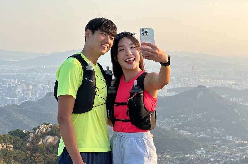 Die Fitnesstrainerin Park Ji-Woo (r.) und ihr Freund Kim Je-il (l.) praktizieren Trail-Running im Umland von Seoul. – Bild: NDR/​Nicola Graef