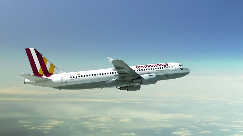 Germanwings-Flug 9525 startet in Barcelona und soll ursprünglich in Düsseldorf landen. Sechs Besatzungsmitglieder und 144 Passagiere befinden sich an Bord des A320. – Bild: Cineflix Productions