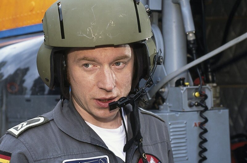 38. Paul (Rainer Sellien) meldet den Hubschrauber wieder einsatzbereit. – Bild: Boris Laewen
