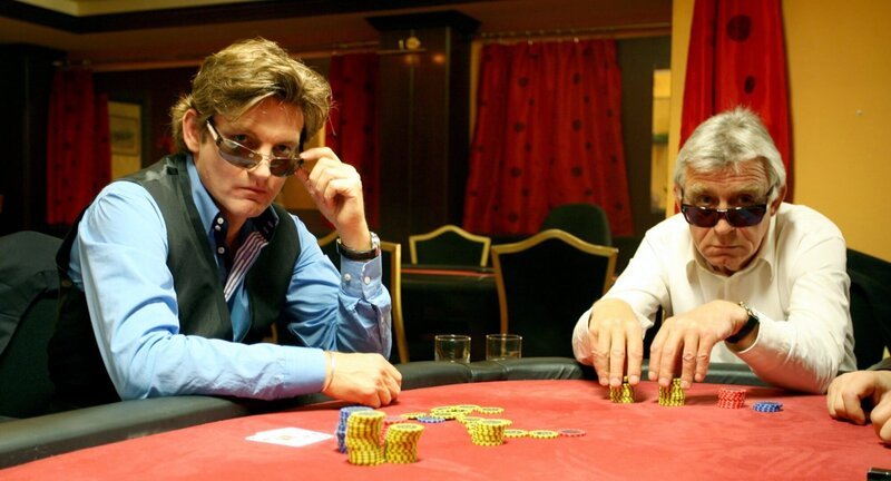 „Soko Kitzbühel“, „Böses Blut.“ Am Tag nachdem Graf Adam, Gründer einer gemeinnützigen Stiftung, im Beisein der Familie mit einem Ehrenring ausgezeichnet worden ist, wird die Blumenhändlerin Corinna Lunz tot aufgefunden. Erwürgt. Bevor sie aber abtransportiert werden kann, wird der Leichenwagen samt Leiche entführt. Frau Lunz – so findet die SOKO heraus – ist im Schloss der Familie des Grafen gewesen, um den Blumenschmuck für die festliche Veranstaltung zu liefern. Unter Mordverdacht geraten nicht nur der Schlossherr, sondern auch die beiden Söhne Ferdinand und Karl, ein leidenschaftlicher Spieler. Ein bislang ungeklärter Frauenmord in Innsbruck, mit auffälligen Parallelen zum aktuellen Verbrechen, tauchen die Ereignisse für die SOKO jedoch noch einmal in ein völlig neues Licht.Im Bild (v.li.): Philipp Moog (Karl Stätten), Heinz Marecek (Hannes Kofler). – Bild: ORF/​BEO-Film/​Stella von Saldern