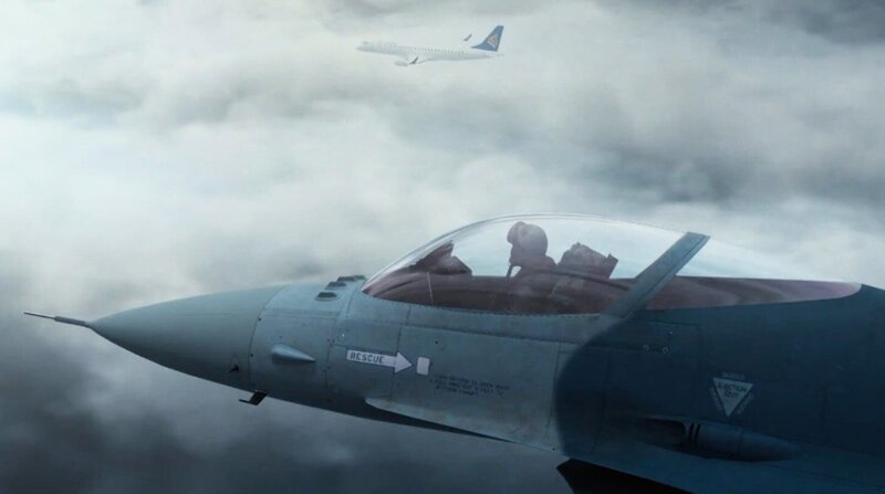 Herbeigerufene F-16-Kampfjets geleiten die havarierte Maschine zu einem Militärflughafen. – Bild: WeltN24 GmbH