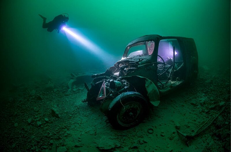 Das Wrack eines Ford Buckeltaunus liegt im Walchensee in rund 36 Metern Tiefe. – Bild: WDR/​Tobias Friedrich