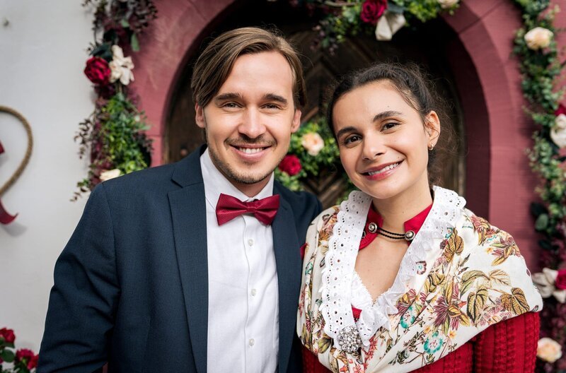 Das Hochzeitspaar: Jenny (Julia Obst) und Sebastian (Dominik Stricker). – Bild: SWR/​Christian Koch