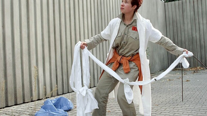 Conny (Kristin Lenhardt) unternimmt einen erneuten Fluchtversuch aus Reutlitz: Mit einem selbstgebastelten Seil will sie über die Mauer klettern … – Bild: RTL Deutschland