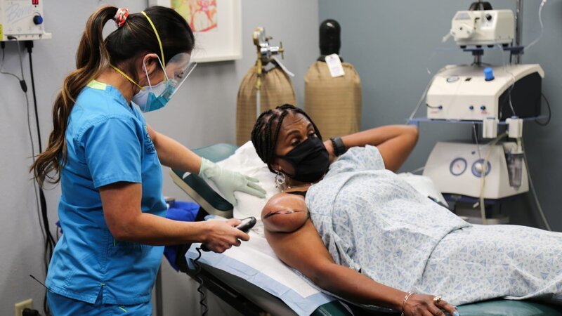 Dr. Lee operates on Stacey’s arm. – Bild: TLC /​ Photobank. /​ Discovery Communications, LLC