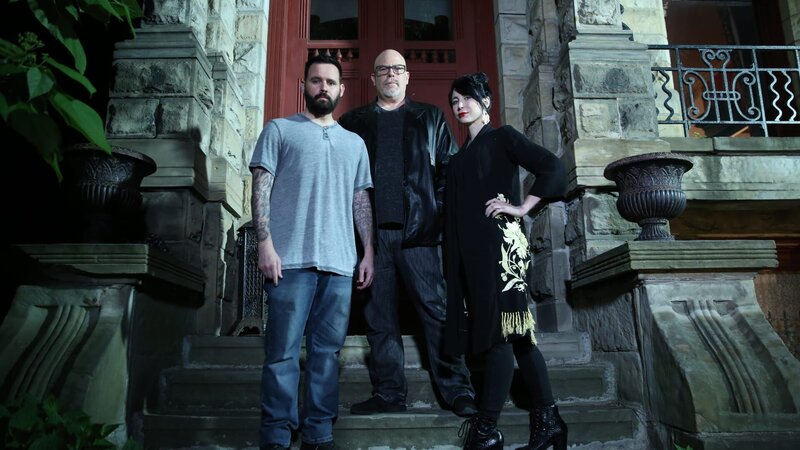 Full body hero shot of Shane Pittman (left), Dave Schrader (center), and Cindy Kaza (right) in front of Franklin Castle in Cleveland OH, as seen on Travel Channel’s The Holzer Files. – Bild: Discovery Communications, LLC.