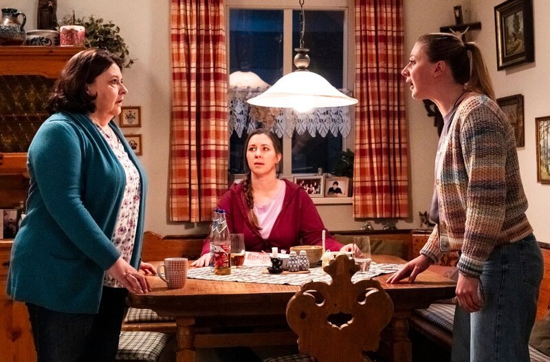 Monika ist schockiert, als sie von Sarah angeklagt wird, an dem Zerwürfnis in Lansing Schuld zu sein. Von links: Monika (Christine Reimer), Sophia (Patricia Freund) und Sarah (Sophie Reiml). – Bild: BR/​Lena Semmelroggen