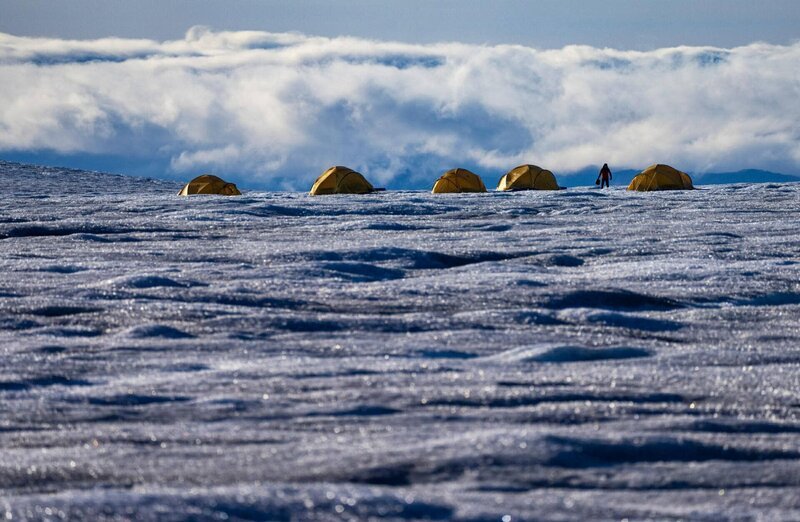 Auf dem grönländischen Eisschild haben Forschende ein Camp errichtet. Dort wollen sie untersuchen, wie sich die Schneeschmelze verändert – und was das für den Anstieg des Meeresspiegels bedeutet. – Bild: Uli Kunz /​ ZDF und Uli Kunz /​ zdf /​ THE HISTORY CHANNEL