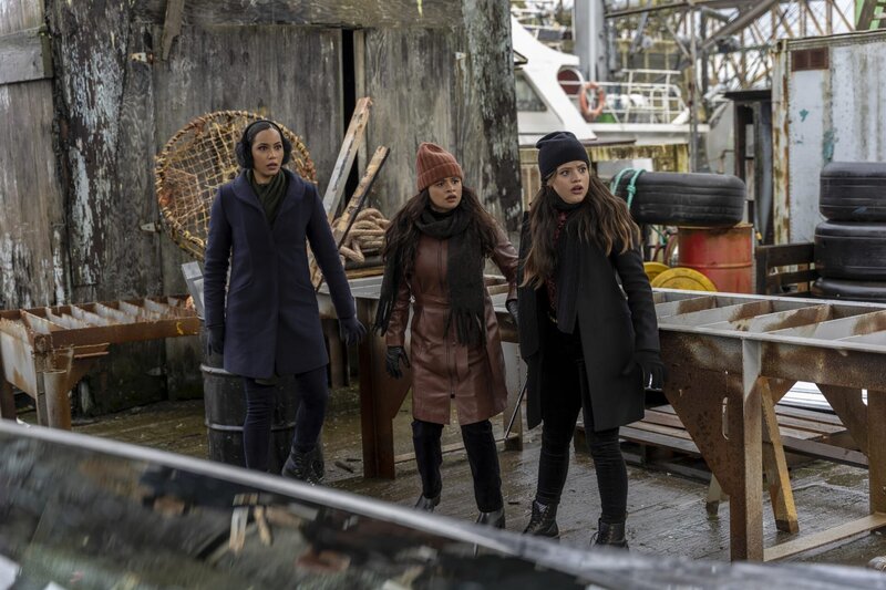 (v.l.n.r.) Macy Vaughn (Madeleine Mantock); Mel Vera (Melonie Diaz); Maggie Vera (Sarah Jeffery) – Bild: The CW Network, LLC. All Rights Reserved /​ Shane Harvey