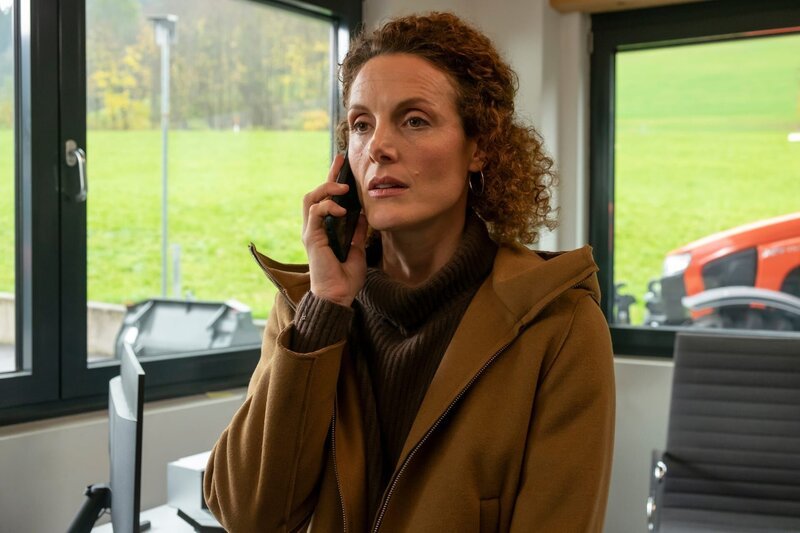 Caro Pflüger (Barbara Lanz) hat gegenüber ihrem Ex-Mann noch einen Trumpf im Ärmel. – Bild: ZDF