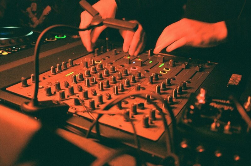 Gute Musik allein rettet keinen Club. – Bild: ZDF und Leonie Gerner