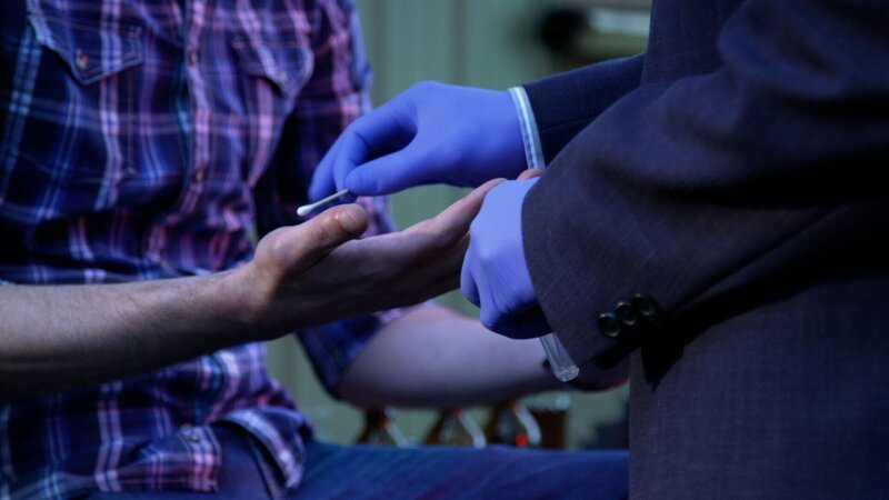 Der Detektiv nimmt den Handabdruck des Verdächtigen. – Bild: Crime + Investigation