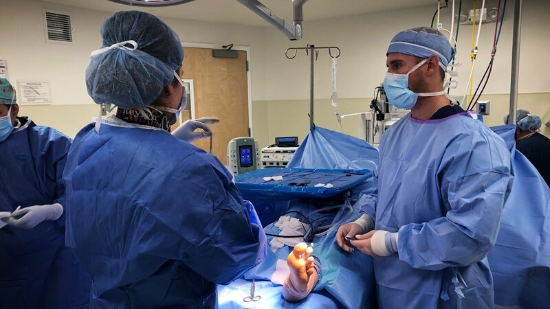 Brian is now hoping for help from Dr. Vincent, but the foot and ankle surgeon presents him with a difficult choice. – Bild: TLC