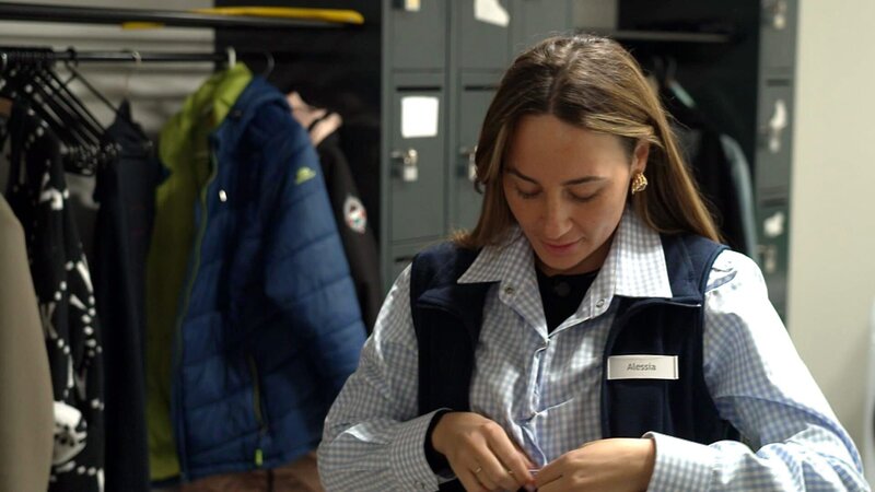 Alessia Herren startet in Tag zwei im Supermarkt – und findet sich bereits ziemlich gut zurecht. – Bild: RTLZWEI