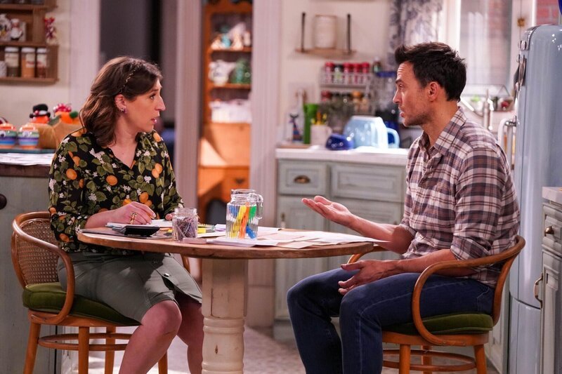 Kat (Mayim Bialik, l.); Max (Cheyenne Jackson, r.) – Bild: Warner Bros. Entertainment Inc.
