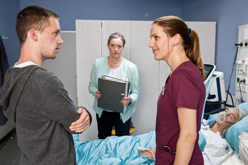 Schwester Betty (Bettina Lamprecht, r.) spricht mit Julian (Kai Malina) und stellt fest, dass er sich Sorgen um seine Großmutter macht und sie deshalb besucht und nicht, wie Mechthild Puhl (Sybille J. Schedwill, m.) annahm, um einen Mordanschlag auf sie zu verüben. – Bild: ORF/​ZDF/​Thomas Kost