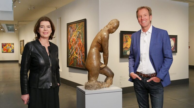 Von der Antike bis zur Gegenwart reicht die rund 250.000 Objekte umfassende universale Sammlung des Museums. Susanne Daubner und Markus Brock. – Bild: SWR/​Martina Klug /​ ZDF und SWR/​Martina Klug