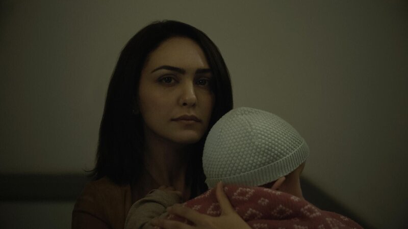 Clare Quayle (Nazanin Boniadi) – Bild: MRC II Distribution Company L.P.
